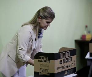 La candidata a la Presidencia de Costa Rica por el partido Pueblo Soberano, Laura Fernández, vota durante las elecciones este domingo, en Cartago (Costa Rica). EFE/ Jeffrey Arguedas