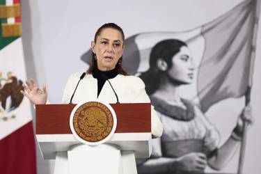 <i>La presidenta de México, Claudia Sheinbaum, habla en una rueda de prensa en el Palacio Nacional, en Ciudad de México (México). EFE/José Méndez</i>