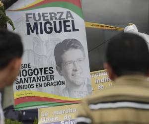 <i>Fotografía de archivo de personas orando en un altar improvisado frente a la Fundación Santa Fe, donde estaba hospitalizado el senador colombiano Miguel Uribe Turbay. EFE/ Carlos Ortega</i>