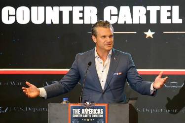 <i>Con todos ustedes, Estados Unidos forjará un Hemisferio Occidental seguro, estable y próspero. No buscamos ni dominación ni dependencia. Solo buscamos una colaboración genuina, afirmó Hegseth, en Panamá. (Foto: EFE)</i>