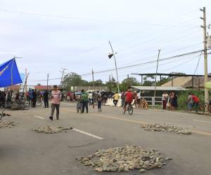 <i>Fotografía del 24 de mayo de 2025 de trabajadores bananeros bloqueando una carretera en Changuinola, provincia caribeña de Bocas del Toro (Panamá). El Gobierno de Panamá declaró el estado de emergencia en Bocas del Toro (Caribe), que desde hace semanas registra fuertes protestas con bloqueos viales y donde la principal bananera del país anunció despidos masivos a sus trabajadores en huelga tras pérdidas millonarias. EFE/ Diubanes Robles</i>