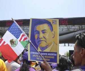 Los sindicatos laborales de Florida pidieron este martes retirar todos los cargos contra el líder sindical David Huerta, liberado bajo fianza la noche del lunes tras su arresto el pasado viernes mientras documentaba una redada del Servicio de Control de Inmigración y Aduanas (ICE) en Los Ángeles. FOTO EFE/EPA/ALLISON DINNER