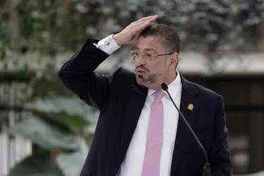 <i>Fotografía del 1 de octubre de 2025 del presidente de Costa Rica, Rodrigo Chaves, hablando durante una rueda de prensa en San José (Costa Rica). El Tribunal Supremo de Elecciones de Costa Rica (TSE) solicitó este martes a la Asamblea Legislativa tramitar el levantamiento del fuero a Chaves, por aparentemente haber incurrido en beligerancia política. EFE/ Jeffrey Arguedas</i>