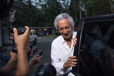 <i>El periodista José Rubén Zamora Marroquín a su salida de un cuartel militar este sábado, en la Ciudad de Guatemala (Guatemala). Zamora Marroquín salió del cuartel militar del norte de la Ciudad de Guatemala, tras permanecer 813 días detenido en medio de un proceso judicial plagado de irregularidades y de que un juez le concediera el viernes la medida de arresto domiciliario. EFE/ David Toro</i>