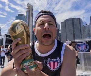Un aficionado de la selección de fútbol de Estados Unidos reacciona previo al anuncio de la lista oficial de jugadores convocados para el Mundial 2026 en Nueva York (Estados Unidos). EFE/ Ángel Colmenares