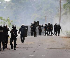 <i>Agentes de la Unidad de Control de Multitudes (UCM) se enfrentan con manifestantes el 18 de junio de 2025, en Valle de Agua Abajo en la provincia de Bocas del Toro (Panamá). EFE/ Bienvenido Velasco</i>