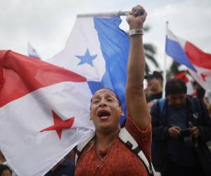 <i>Personas se manifiestan durante una protesta este martes en Ciudad de Panamá (Panamá). Sindicalistas del sector docente y de la construcción se movilizaron contra una serie de iniciativas gubernamentales en la capital panameña. EFE/Bienvenido Velasco</i>