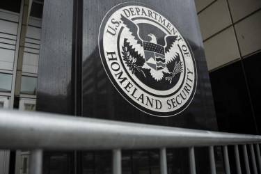 <i>Fotografía de archivo del logo del Departamento de Seguridad Nacional en la sede del Servicio de Inmigración y Control de Aduanas (ICE) en Washington (EE.UU.). EFE/EPA/GRAEME SLOAN</i>