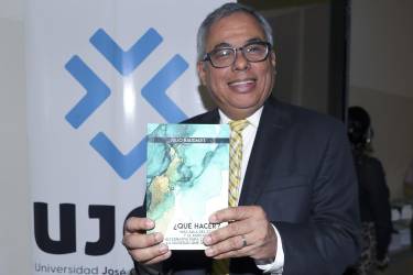 El economista y escritor hondureño Julio Raudales posa en la presentación de su libro '¿Qué hacer? Más allá del Estado y el mercado, una alternativa para construir la sociedad que queremos', en Tegucigalpa (Honduras).EFE/Gustavo Amador