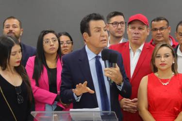 <i>El excandidato conservador del Partido Liberal de Honduras, Salvador Nasralla (c), en una foto de archivo. EFE/ Gustavo Amador</i>