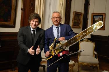 <i>Fotografía cedida por la Presidencia de Argentina de su mandatario, Javier Milei (i), posando junto al secretario de Salud de EEUU, Robert Kennedy Jr. (d), con una motosierra en la mano este martes, en la Casa Rosada (sede de Gobierno) en Buenos Aires (Argentina). Milei recibió a Kennedy Jr., con el propósito de fortalecer la asociación estratégica entre los dos países en materia sanitaria ante los desafíos globales, informó la cuenta oficial de X de la Embajada de EE.UU. en Argentina. EFE/ Presidencia de Argentina </i>