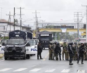 <i>CHANGUINOLA (PANAMÁ), 20/06/2025.- Integrantes de las Fuerzas Armadas vigilan una zona en la ciudad de Changuinola una de las principales de la provincia de Bocas del Toro (Panamá). EFE/ Bienvenido Velasco</i>