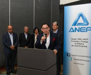 <i>La junta directiva está integrada por José Antonio Velásquez, de Casalco; Carlos Francisco Aguilar, de ASDER; Vilma de Calderón, de Asileche; Carmen Estela Pérez, de Inquifar; y René Novellino, de Asafondos. Foto de cortesía</i>