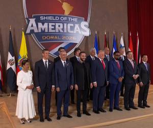 <i>Captura de video de una transmisión de La Casa Blanca del presidente de EE.UU., Donald Trump (c), posando de izquierda a derecha (atrás): los presidentes de, Bolivia, Rodrigo Paz, de Argentina, Javier Milei; de Panamá José Raúl Mulino, de Honduras, Nasry Asfura yel presidente electo de Chile, José Antonio Kast , abajo de izquierda a derecha; la primera ministra de Trinidad y Tobago, Kamla Persad-Bissessar; el presidente de Paraguay, Santiago Peña; el presidente de República Dominicana, Luis Abinader; el presidente de El Salvador, Nayib Bukele; el presidente de Guyana, Irfaan Ali; el presidente de Costa Rica, Rodrigo Chaves, y el presidente de Ecuador Daniel Noboa este sábado en Miami (EE.UU.). La cumbre convocada por Trump bautizada como ‘Escudo de las Américas’, busca consolidar el liderazgo de Washington en América Latina y contrarrestar la creciente influencia de China en la región. EFE/ La Casa Blanca </i>