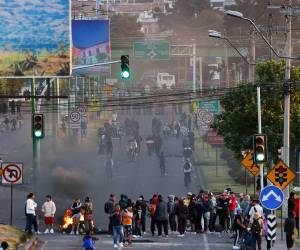 Fotografía del 24 de septiembre de 2025 de personas bloqueando una vía durante una manifestación, en Otavalo (Ecuador). EFE/ José Jácome