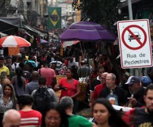 <i>Personas pasean por un comercio popular de Río de Janeiro (Brasil), en una fotografía de archivo. EFE / Marcelo Sayão</i>