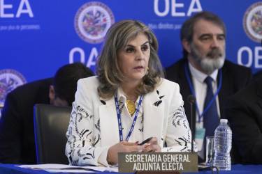 <i>La diplomática colombiana Laura Gil habla este lunes 5 de mayo de 2025 en la sede de la Organización de los Estados Americanos (OEA), en Washington. EFE/ Lenin Nolly</i>