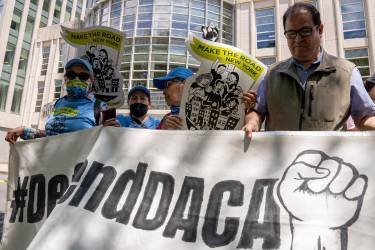 <i>Inmigrantes y activistas se manifiestan para legalizar la situación de los indocumentados. Imagen de archivo. EFE/Ángel Colmenares</i>