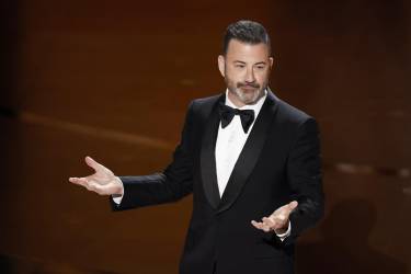<i> El cese del programa de Jimmy Kimmel por un comentario sobre el asesinato del activista ultraconservador estadounidense Charlie Kirk ha unido a su hasta ahora competencia, que ha salido en su defensa y ha señalado, en palabras de Stephen Colbert, que todos son Kimmel. EFE/Caroline Brehman</i>