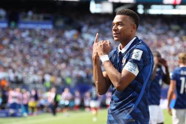 <i>Un doblete más con Francia este martes y Kylian Mbappe se ha convertido en el estadio MetLife de Nueva Jersey en el máximo anotador de su selección, y de paso empató al alemán Gerd Müller con 14 goles en copas del mundo. EFE/ Ángel Colmenares</i>