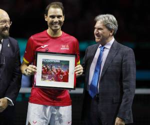 <i>Nadal acompañado por el ex presidente de la ITF, el estadounidense David Haggerty (d) y el presidente de la Federación Española de tenis, Miguel Díaz Román, durante el homenaje que ha recibido a la finalización del último encuentro de Copa Davis que han disputado España y Paises Bajos. EFE / Jorge Zapata.</i>