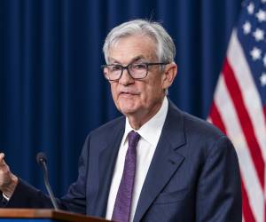 Powell abandonó este viernes la presidencia de la Reseva Federal de Estados Unidos (Fed) tras ocho años marcados por los estragos de la covid, la alta inflación posterior y la presión para influir en la política monetaria ejercida por Donald Trump. (EFE/EPA/JIM LO SCALZO/ ARCHIVO)
