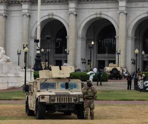 <i>Fotografía de miembros de la Guardia Nacional en Washington (EE.UU.). EFE/EPA/ANNA ROSE LAYDEN</i>