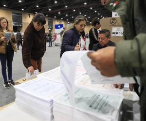 <i>Fotografía de archivo del 8 de marzo de 2026 que muestra a personas votando en Bogotá (Colombia). La campaña para la segunda vuelta de las elecciones presidenciales en Colombia es la más áspera que recuerde el país, marcada por profundas divisiones y una guerra verbal entre el ultraderechista Abelardo de la Espriella y el izquierdista Iván Cepeda que el próximo domingo definirán en las urnas quién será el sucesor de Gustavo Petro para el periodo 2026-2030. EFE/ Carlos Ortega/ ARCHIVO</i>