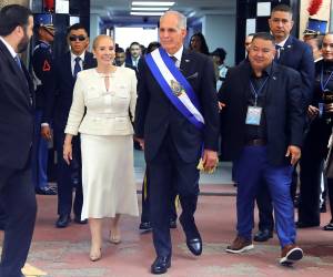 <i>El presidente de Honduras, Nasry 'Tito' Asfura (d), y su esposa, Lissette del Cid, saludan luego de su investidura este martes, en Tegucigalpa (Honduras). Asfura asumió como nuevo presidente de Honduras para el período 2026-2030, en sustitución de la izquierdista Xiomara Castro. EFE/ Gustavo Amador</i>