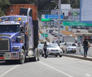 <i>Agentes de transito inspeccionan vehículos durante su paso por el puente internacional de Rumichaca, fronterizo entre Colombia y Ecuador, en Tulcán (Ecuador). EFE/ Xavier Montalvo</i>