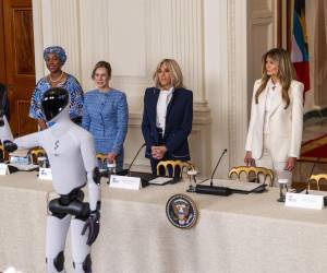 La primera dama de Estados Unidos llegó este miércoles a la cumbre “Fostering the Future Together” sobre educación en inteligencia artificial, acompañada por el robot humanoide Figure 03, de fabricación estadounidense. FOTO EFE