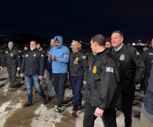 <i>Fotografía que muestra al presidente de Venezuela, Nicolás Maduro (c), escoltado por agentes de la Administración para el Control de Drogas (DEA) este sábado, en Nueva York (Estados Unidos). Maduro descendió esposado del avión militar Boeing 757 que lo trasladó a Nueva York en medio del amplio operativo de custodia que lo acompaña. EFE/ Rastreo de Redes </i>