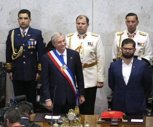 <i>El ultraderechista José Antonio Kast (c), la nueva presidenta de la cámara alta, Paulina Nuñez (i) y el presidente saliente Gabriel Boric (d), reaccionan durante la ceremonia de investidura este miércoles, en Valparaíso (Chile). Kast asumió la Presidencia de Chile en una solemne ceremonia a la que acudieron parlamentarios de todos los partidos y una docena de jefes de Estado y de Gobierno de todo el mundo, entre ellos el rey Felipe VI de España y el argentino Javier Milei. EFE/Adriana Thomasa</i>