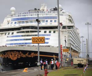 <i>Fotografía que muestra al crucero 'Disney Adventure' navegando en las esclusas Agua Clara este lunes, en Colón (Panamá). El tránsito inaugural del 'Disney Adventure' marca un hito en el Canal de Panamá, al convertirse en el crucero de pasajeros con mayor capacidad y tonelaje bruto en cruzar la vía interoceánica. EFE/ Bienvenido Velasco</i>