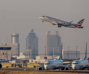 <i>Un vuelo de American Eagle despegó del Aeropuerto Internacional Hartsfield-Jackson de Atlanta, Georgia, EE. UU., el 5 de noviembre de 2025. El cierre del gobierno federal estadounidense, el más largo de la historia, ha provocado retrasos en los viajes aéreos en todo el país. Los empleados de la Administración de Seguridad en el Transporte (TSA) y del Control de Tráfico Aéreo de la Administración Federal de Aviación (FAA) se encuentran entre los trabajadores esenciales que laboran sin remuneración. EFE/EPA/ERIK S. LESSER</i>