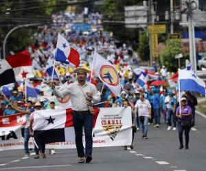Un hombre participa en la manifestación del Primero de Mayo este jueves, en Ciudad de Panamá (Panamá).