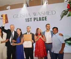 <i>Los integrantes de Lamastus Family Estate posan tras ganar el primer lugar de Geisha Lavado con un café geisha caracterizado por ser muy floral y muy dulce en la competencia anual Best of Panama (BOP), en Boquete (Panamá). EFE/ Marcelino Rosario</i>