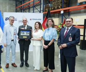 <i>El presidente de Honduras, Nasry Asfura, participó en el inicio de la fabricación de las placas, una etapa que marca el avance de las acciones gubernamentales para resolver la falta de estos dispositivos y normalizar su entrega a los automovilistas. Foto de cortesía</i>