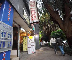 <i>Personas caminan frente a una casa de cambio este lunes, en Ciudad de México (México). EFE/ Sáshenka Gutiérrez</i>