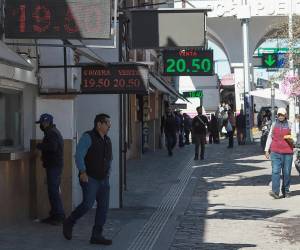 <i>Fotografía de archivo del 30 de mayo de 2025, de personas comprando divisas en una casa de cambio de dólar, en Ciudad Juárez, Chihuahua (México). EFE/Luis Torres</i>