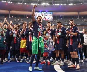 <i>Marquinhos (C) del Paris Saint Germain y sus compañeros celebran la victoria en la final de la Copa de Francia entre el Paris Saint Germain (PSG) y el Reims en Saint-Denis, cerca de París, Francia, el 24 de mayo de 2025. (Francia) EFE/EPA/CHRISTOPHE PETIT TESSON</i>