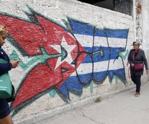 <i>Dos mujeres caminan por una calle este viernes, en la Habana (Cuba). El Gobierno de Venezuela rechazó que Estados Unidos imponga aranceles a los países que vendan o suministren petróleo a Cuba, y calificó esta nueva medida, firmada el jueves por el presidente estadounidense, Donald Trump, como punitiva. EFE/ Ernesto Mastrascusa</i>