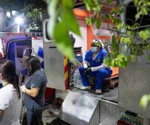 <i>Personal médico espera este miércoles, luego de dos fuertes terremotos que sacudieron el Caribe venezolano en Caracas (Venezuela). El principal fue un sismo de magnitud 7,5, informó el sistema oficial de alerta de tsunamis de Estados Unidos. EFE/ Rayner Peña</i>