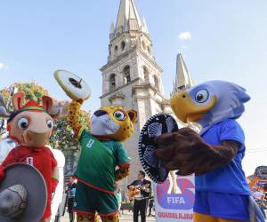 <i>Las mascotas de la Copa Mundial de la FIFA 2026, Zayu (c), Clutch (d) y Mapple se presentan en el centro histórico de Guadalajara (México). EFE/ Francisco Guasco</i>
