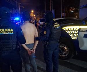 Fotografía tomada de la cuenta oficial de la red social X @PNCdeGuatemala de la Policía Nacional Civil de Guatemala que muestra a algunos de sus integrantes durante la captura de Harol Yeraldo Salguero Morales, de 19 años, alias 'Liro' responsable de la muerte de dos policías este domingo. EFE/ @PNCdeGuatemala
