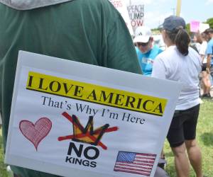 <i>Una persona porta un cartel durante la protesta 'No Kings' (No queremos reyes) este sábado, en Miami (Estados Unidos). La tercera jornada de protestas del movimiento 'No Kings' (No queremos reyes) comenzó en Estados Unidos, donde se celebrarán más de 3.300 concentraciones, según los organizadores, lo que supone la mayor movilización hasta ahora contra el presidente, Donald Trump, la guerra en Irán y el Servicio de Inmigración y Aduanas (ICE). EFE/ Antoni Belchi</i>