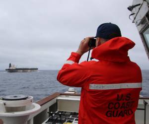 Imagen publicada en la cuenta oficial de X del Comando Europeo de los Estados Unidos en la que confirman la interceptación del Marinera, antes conocido como Bella 1, un buque petrolero sancionado que huyó antes de llegar a Venezuela, tras rastrearlo en el Atlántico durante casi tres semanas de persecución. EFE/ Official X account of U.S. European Command