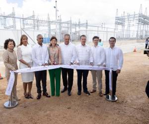 <i>La ceremonia de inauguración estuvo encabezada por la vicepresidenta de República Dominicana, Raquel Peña, y contó con la participación del ministro de Energía y Minas, Joel Santos; el presidente y CEO de ACCIONA, José Manuel Entrecanales; el presidente ejecutivo de JMMB República Dominicana, Juan José Melo; y el CEO de Grupo País, Juan Carlos País. Foto de cortesía</i>
