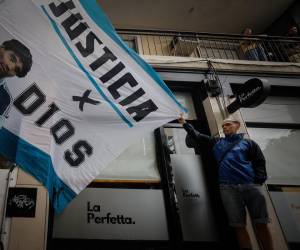 <i>Simpatizantes de Diego Armando Maradona esperan frente a los tribunales de San Isidro en Buenos Aires, (Argentina). EFE/ Juan Ignacio Roncoroni</i>