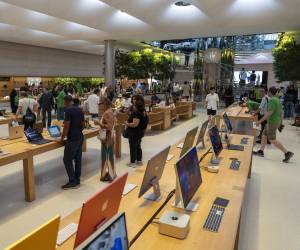 <i>Personas visitan la tienda Apple de la 5 Avenida este lunes, en Nueva York (EE.UU). Apple abrió hace veinticinco años sus dos primeras tiendas físicas, en Tysons Corner (Virginia) y Glendale (California), (EFE/ Angel Colmenares)</i>